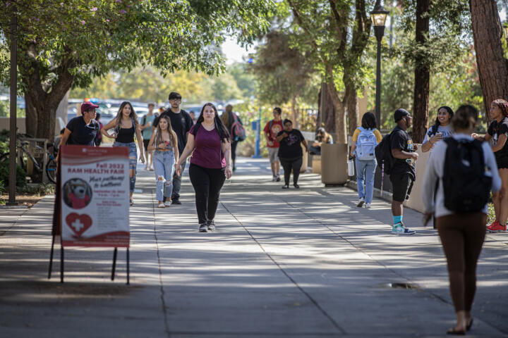 Students walking onto campus at Fresno City College on Oct. 3, 2022. Photo by Larry Valenzuela, CalMatters/CatchLight Local